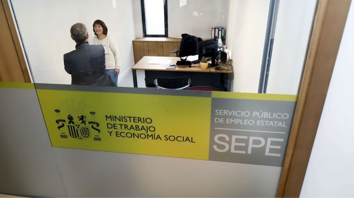 Oficina del sepe con atención a una persona sobre la prestación por desempleo