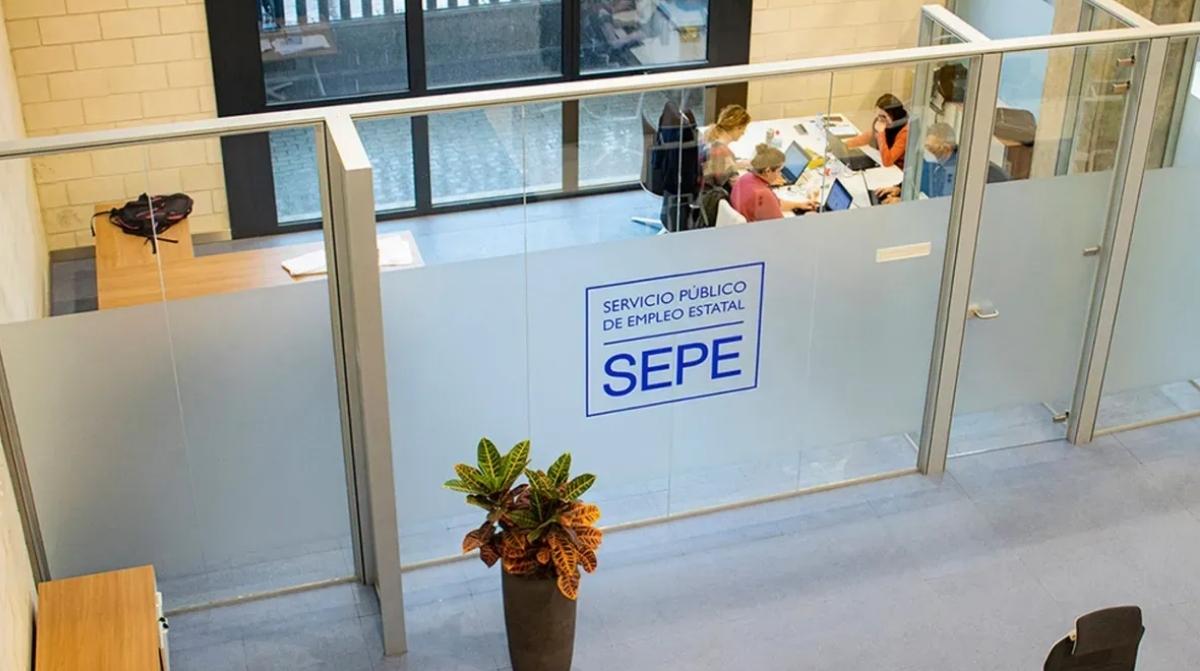 Oficina del SEPE con trabajadores atendiendo trámites relacionados con prestaciones por desempleo