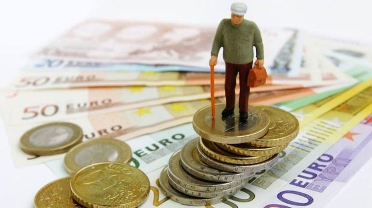 Persona mayor sobre monedas de euro representando subida de pensiones 2026 y cambios en el IRPF