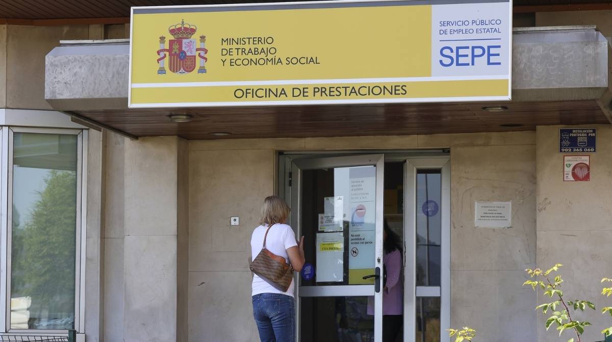Oficina del SEPE con una persona entrando para solicitar subsidios por desempleo