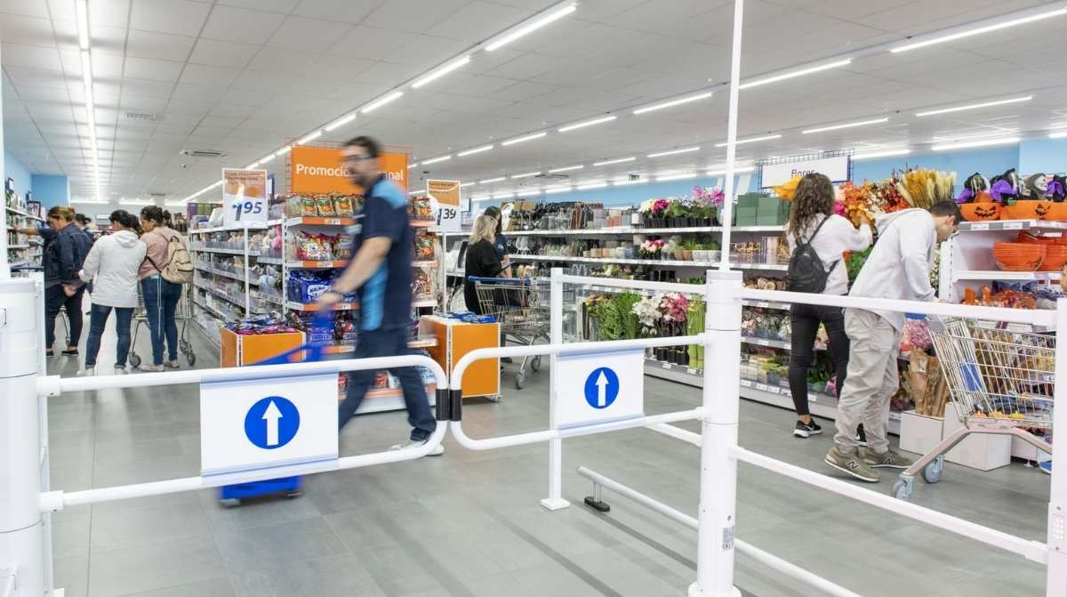 tienda Action interior clientes comprando productos low cost en Getafe