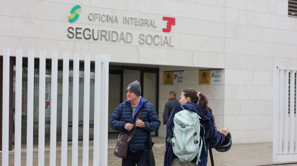 Oficina de la Seguridad Social con trabajadores que pueden dejar de pagar cuotas y seguir generando pension
