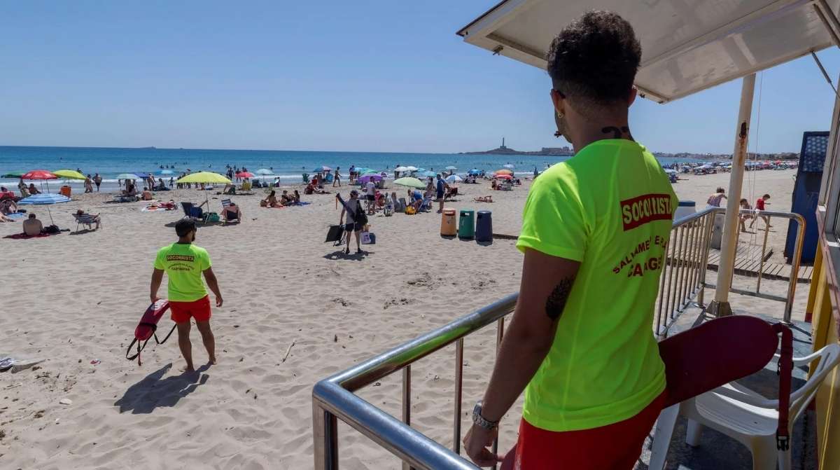 Socorristas en la playa durante jornada laboral como ejemplo de trabajadores fijos discontinuos
