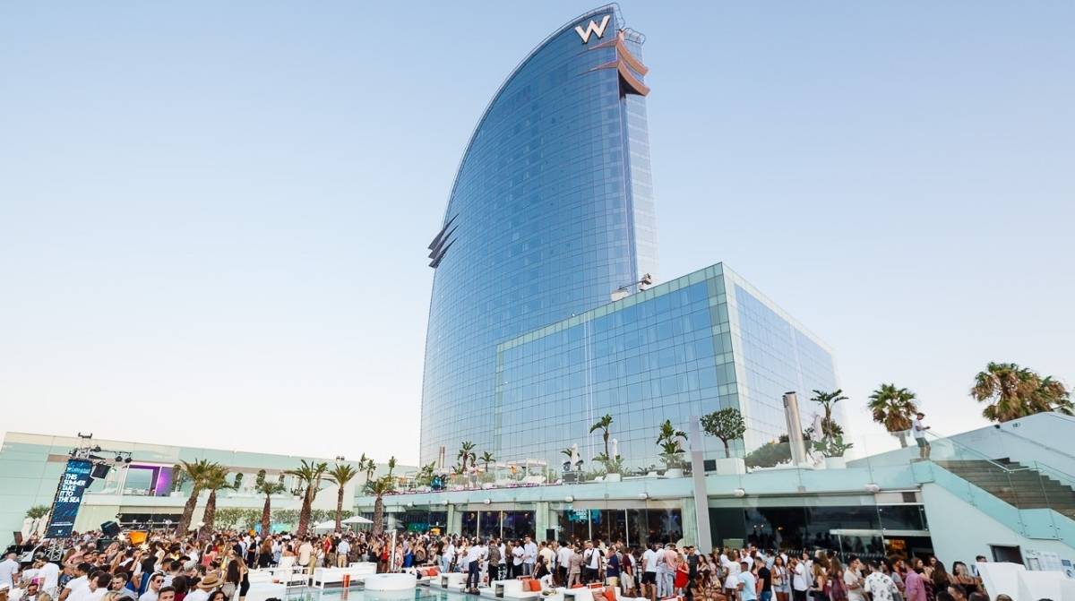 Hotel W Barcelona con turistas en terraza durante evento en temporada alta de verano
