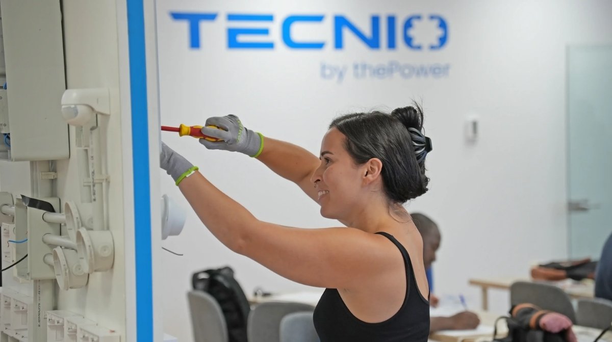 Alumno formándose como electricista en el centro Tecnio de Alcorcón especializado en oficios técnicos