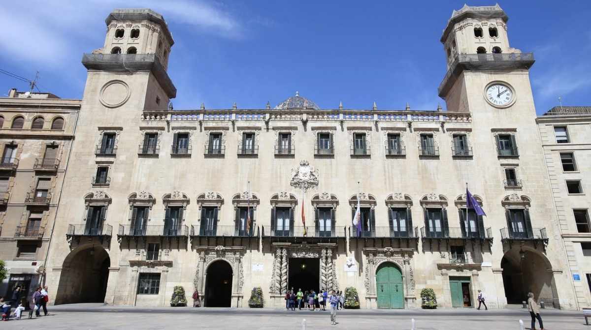 Ayuntamiento de Alicante donde se impulsa la escuela taller para jóvenes en paro