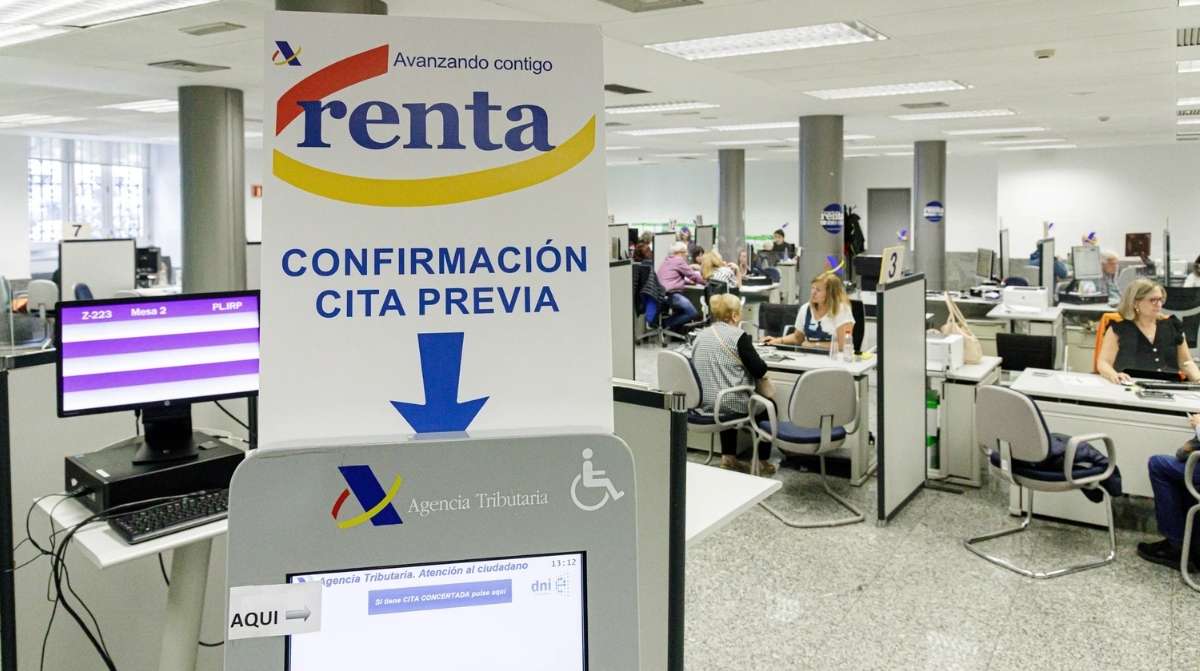 Oficina de la Agencia Tributaria con cartel de Renta y cita previa para la declaración de la renta 2025
