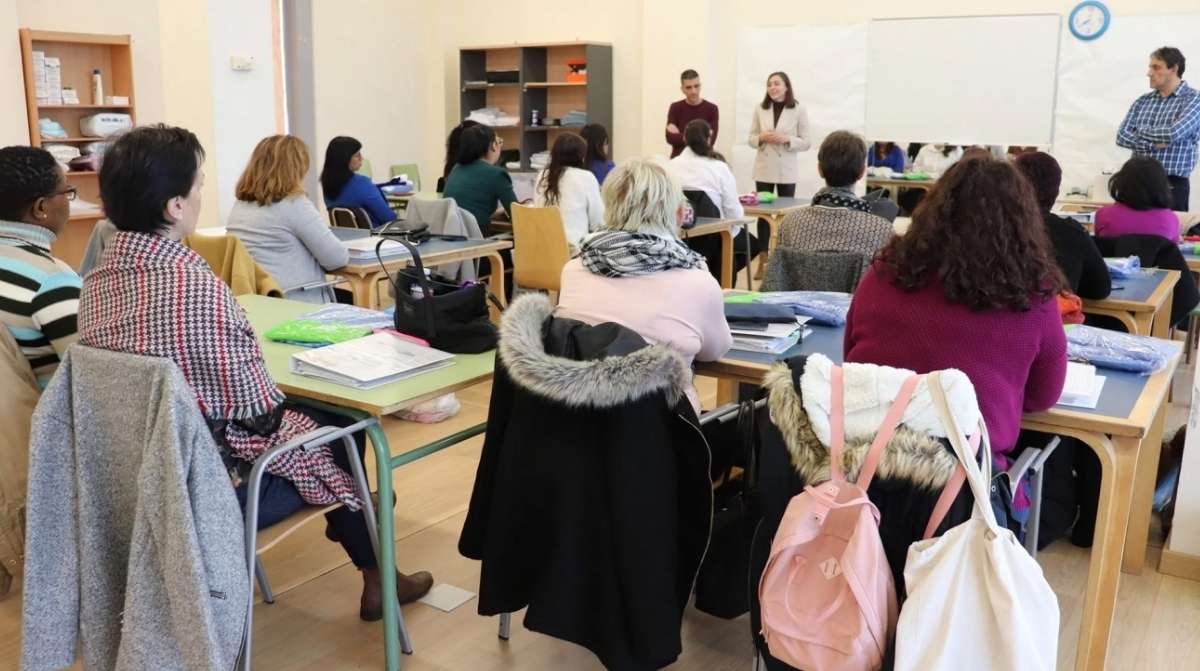 Clase de cursos gratuitos del SEPE con alumnos en formación para mejorar su empleo