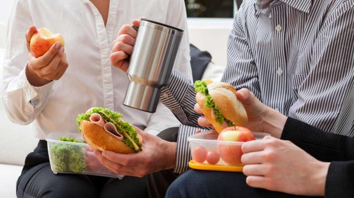 trabajadores en descanso laboral comiendo durante jornada de más de 6 horas