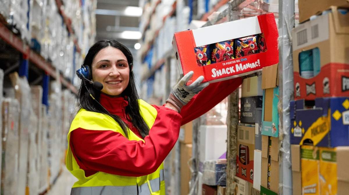 Trabajadora de supermercado Dia en almacén preparando productos para pedidos en campaña de verano