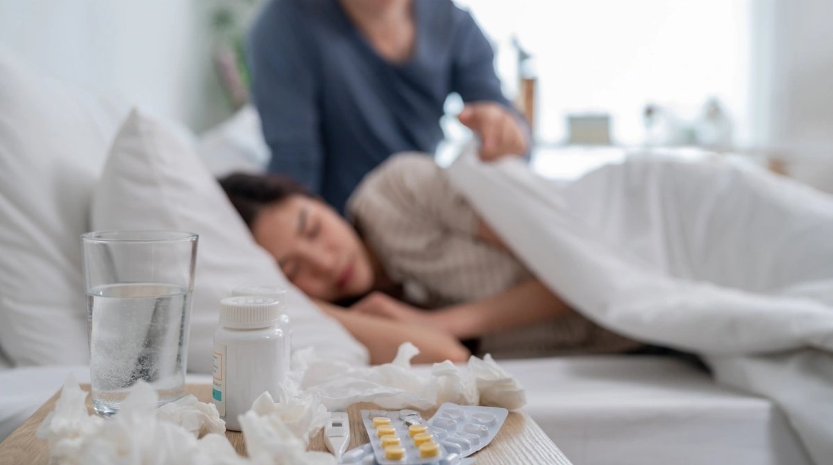 persona enferma en cama atendida por su pareja excedencia cuidado familiar