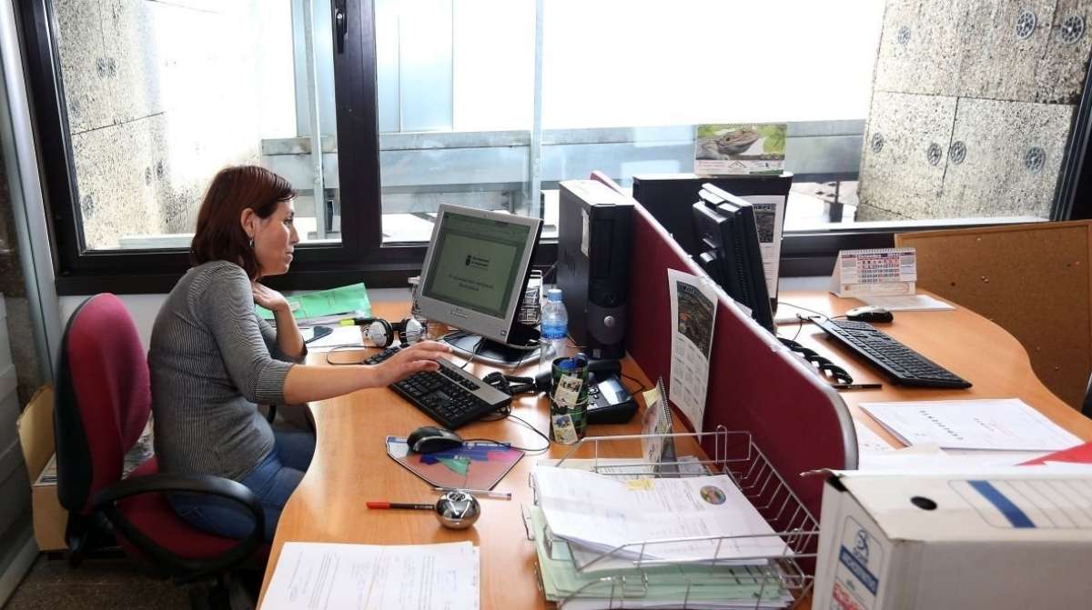 Funcionaria trabajando en oficina durante la jornada intensiva de verano de 6,5 horas