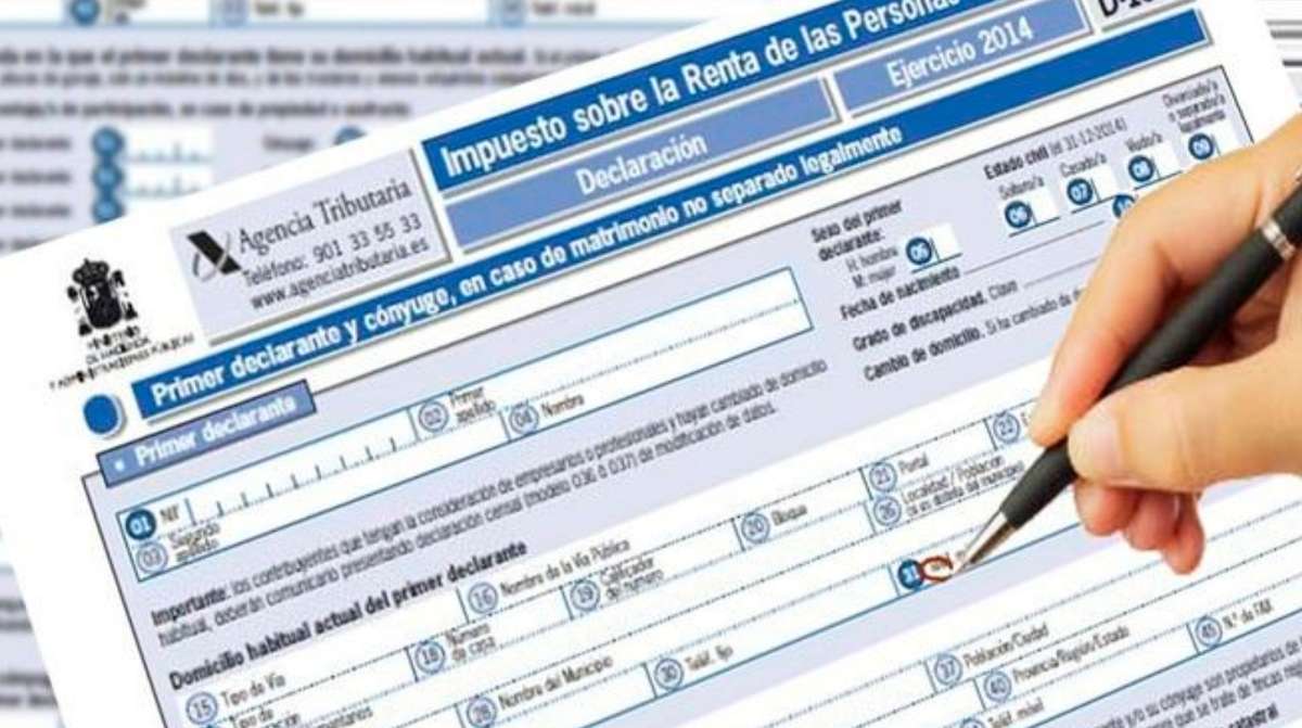 Formulario de la declaración de la Renta siendo rellenado por un pensionista en España