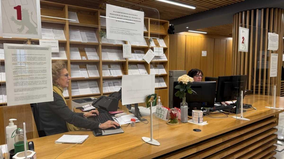 funcionarias en oficina de ayuntamiento durante jornada laboral sin reducción a 35 horas