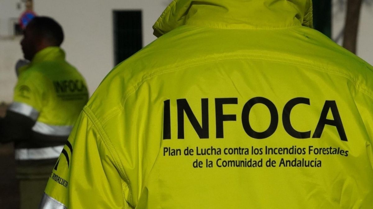 Brigada del INFOCA con uniforme en Andalucía durante labores de prevención de incendios forestales