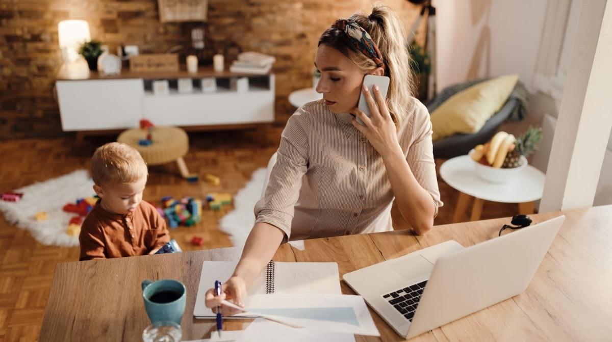 Trabajadora con su hijo en casa conciliando vida laboral tras obtener horario de mañana por sentencia judicial