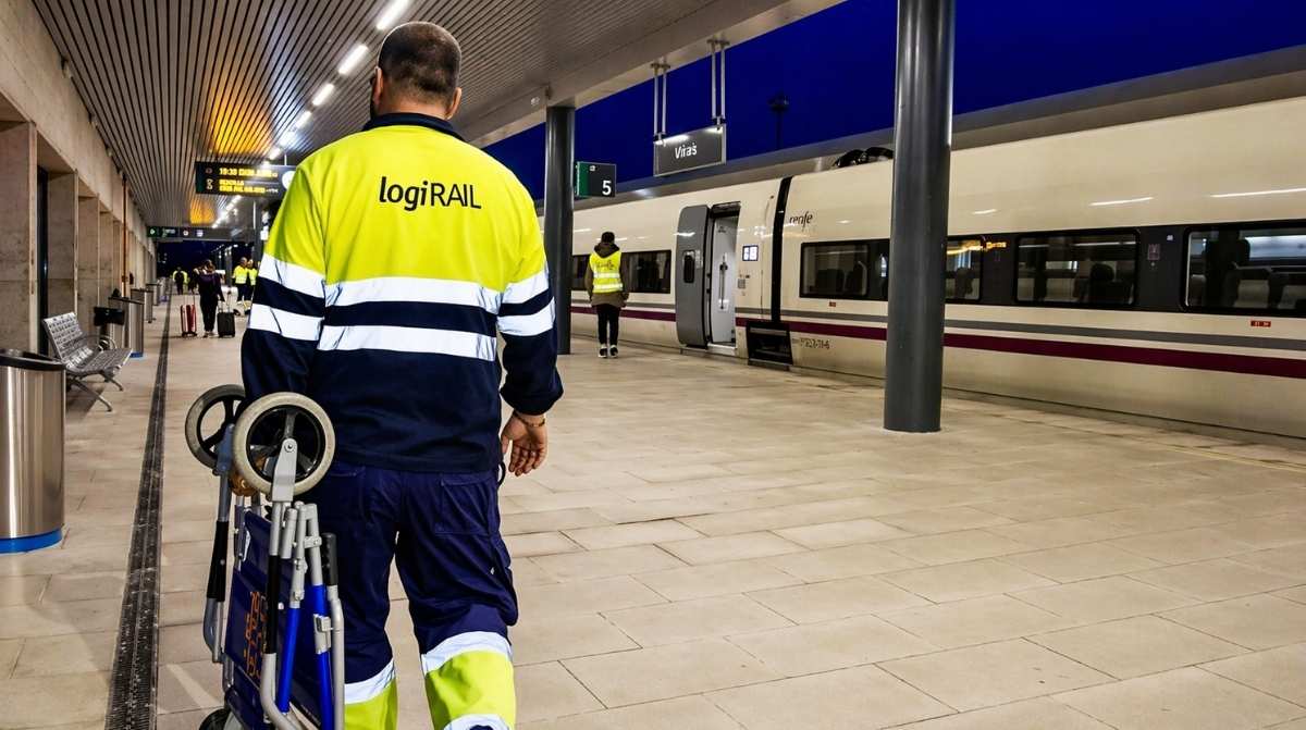 Empleado de LogiRAIL trabajando en estación de tren junto a convoy durante jornada laboral sin experiencia previa