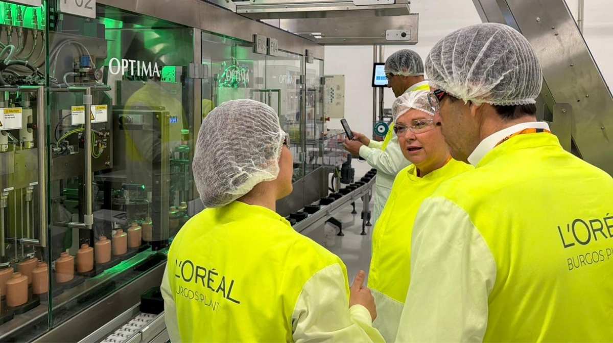 Operarios trabajando en la fábrica de L’Oréal en Burgos durante la producción de cosméticos en verano