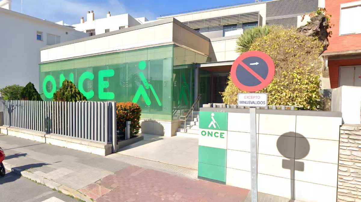 Fachada de la ONCE donde se ofertan empleos para administrativos en 13 ciudades