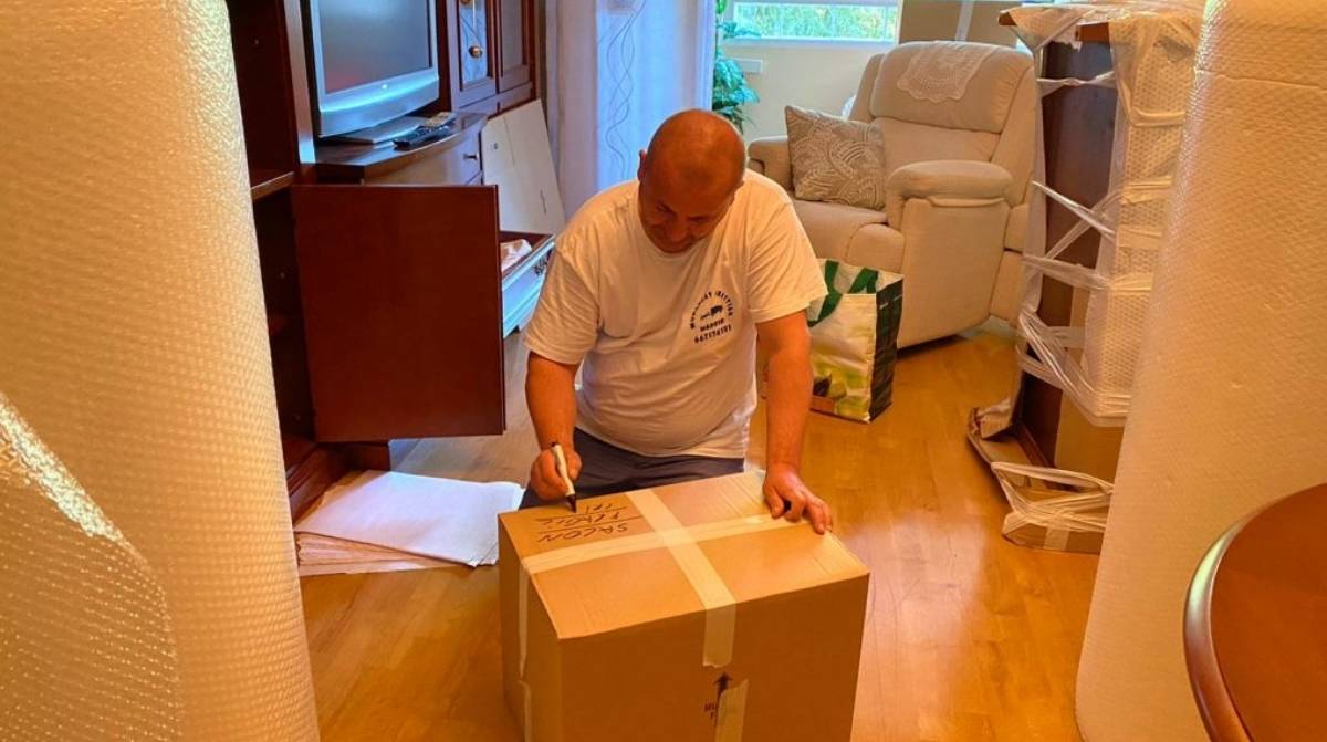Hombre preparando cajas durante una mudanza con derecho a permiso retribuido laboral