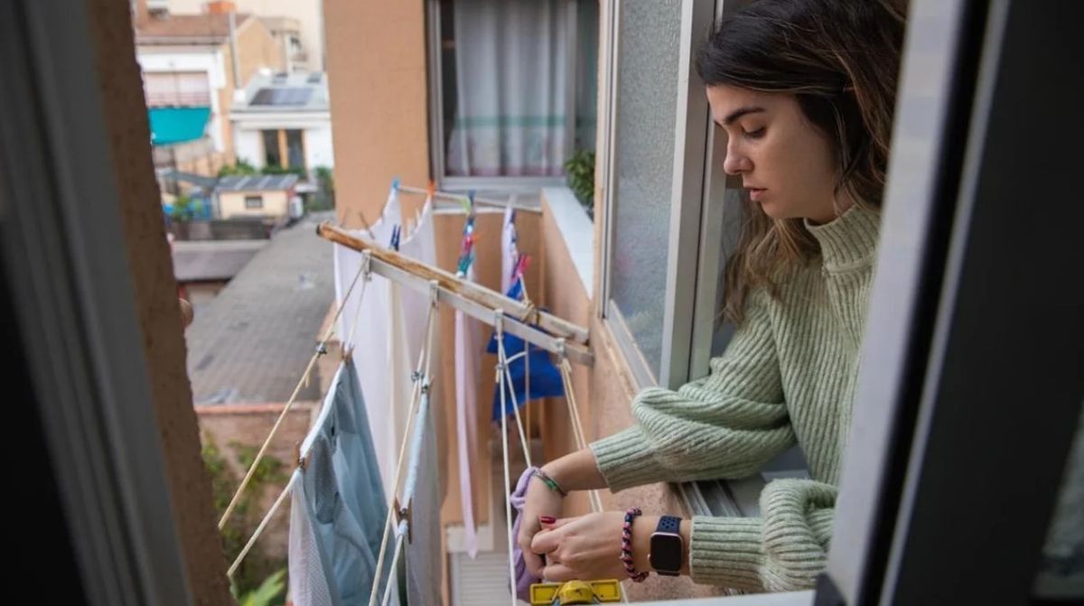 joven tendiendo ropa en casa ayuda seguridad social 733 euros viviendo con padres