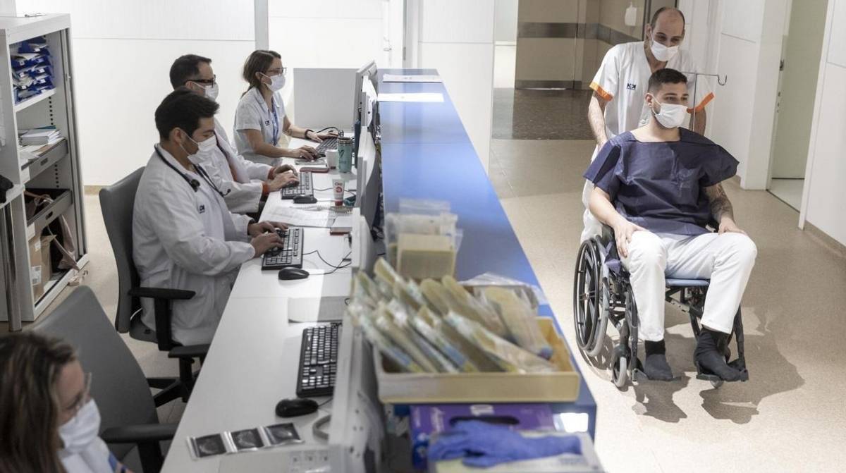 trabajador en hospital durante baja medica atendido por personal sanitario control seguridad social