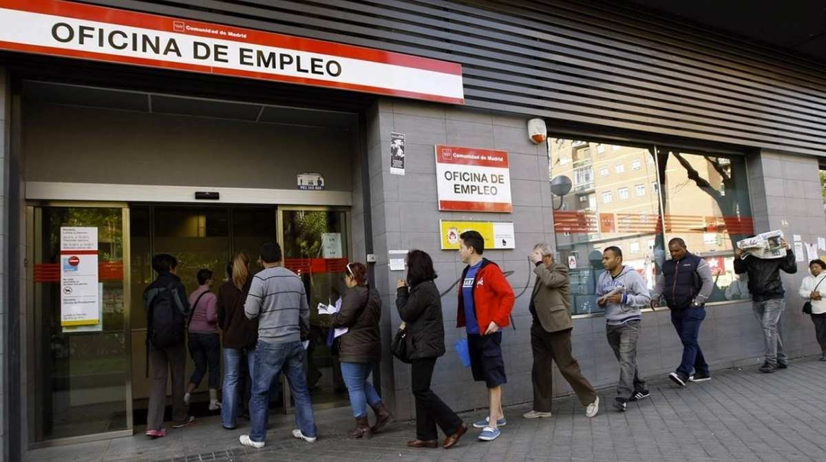 Personas haciendo cola en una oficina de empleo del SEPE para solicitar el paro