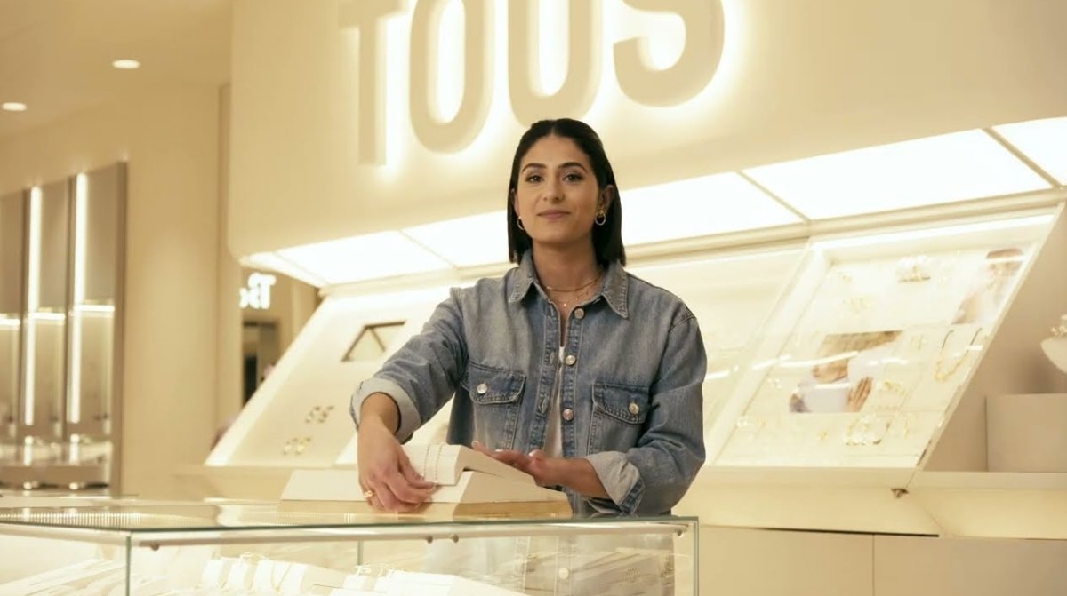 Vendedora en tienda TOUS atendiendo a clientes en oferta de empleo en España