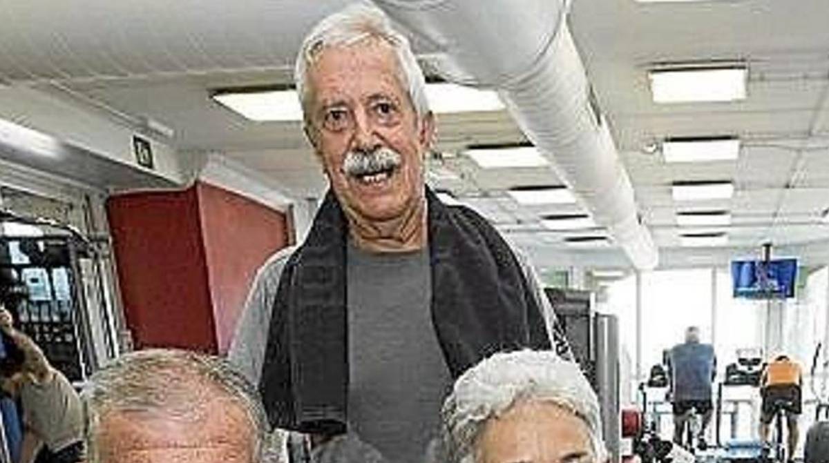 Trabajador mayor en instalaciones laborales relacionado con despido por beber agua tras golpe de calor