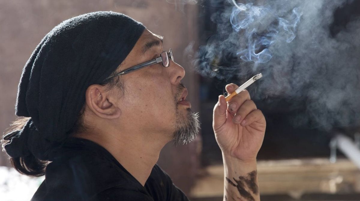 trabajador fumando durante la jornada laboral fuera de su puesto de trabajo