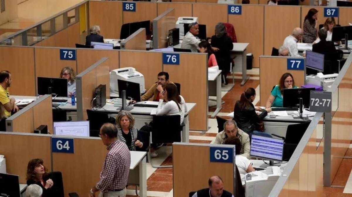 trabajadores de hacienda atendiendo contribuyentes durante la campaña de la renta en oficina de la aeat