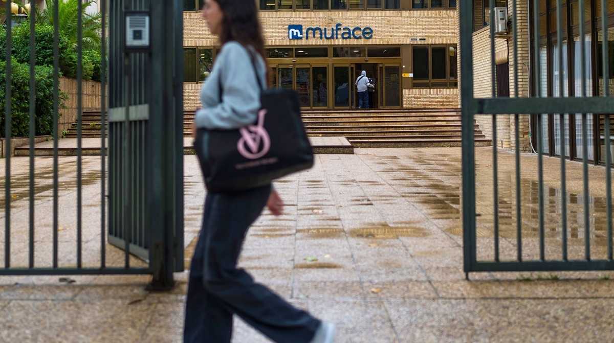 funcionaria pasando frente a sede de muface en sevilla sanidad publica mutualistas