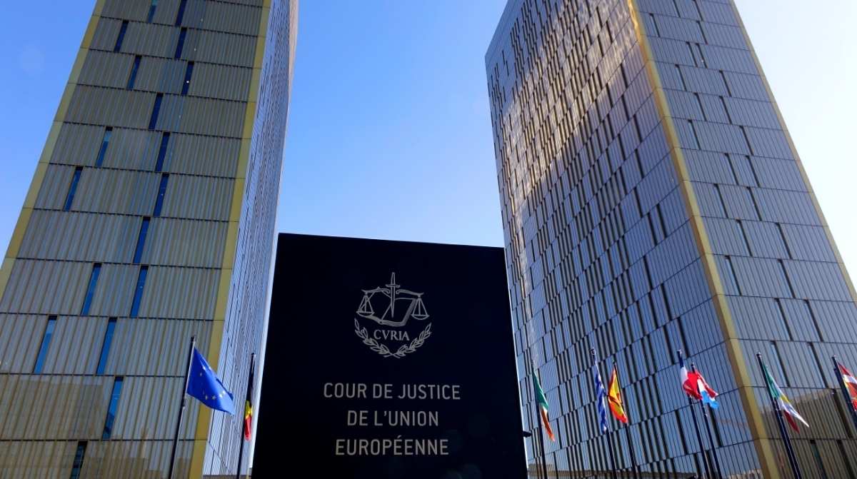 Tribunal de Justicia de la Unión Europea sede con banderas europeas interinos España fijos