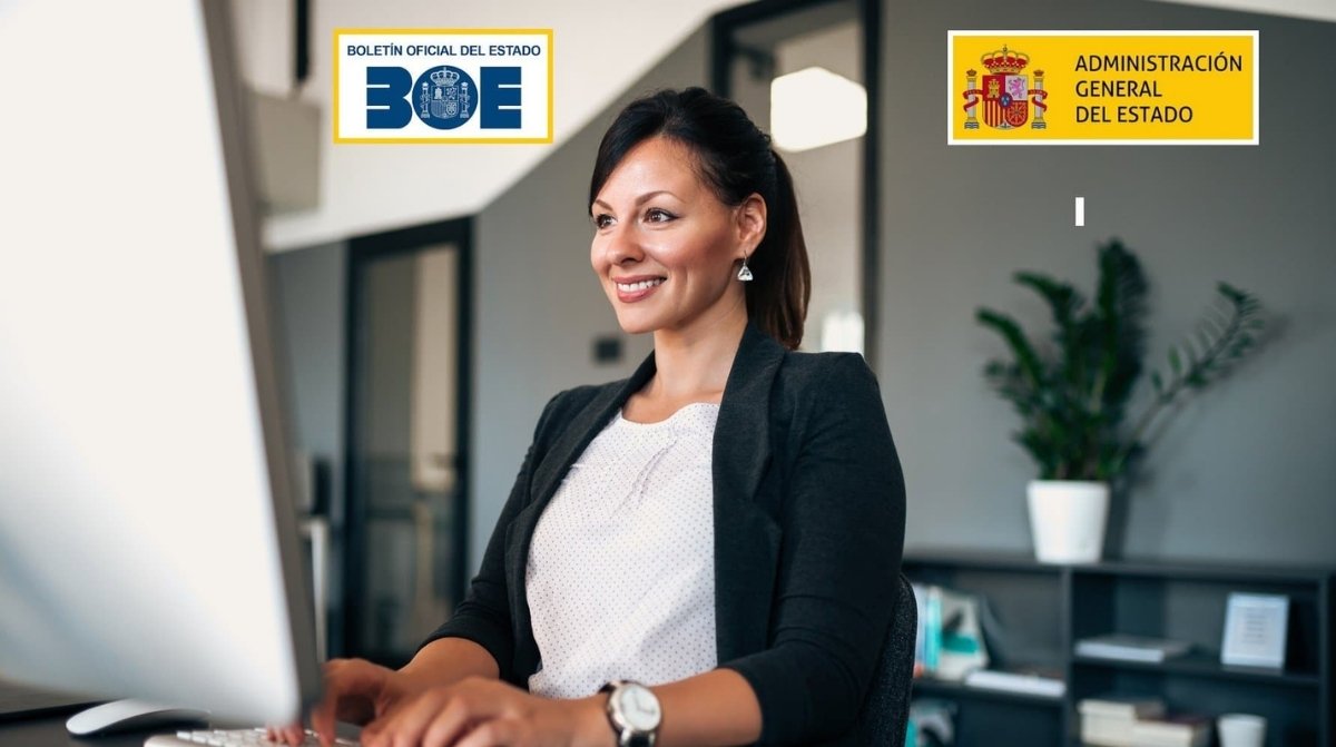 Auxiliar administrativa trabajando en una oficina en imagen sobre oposiciones del BOE con sueldo de hasta 1.750 euros