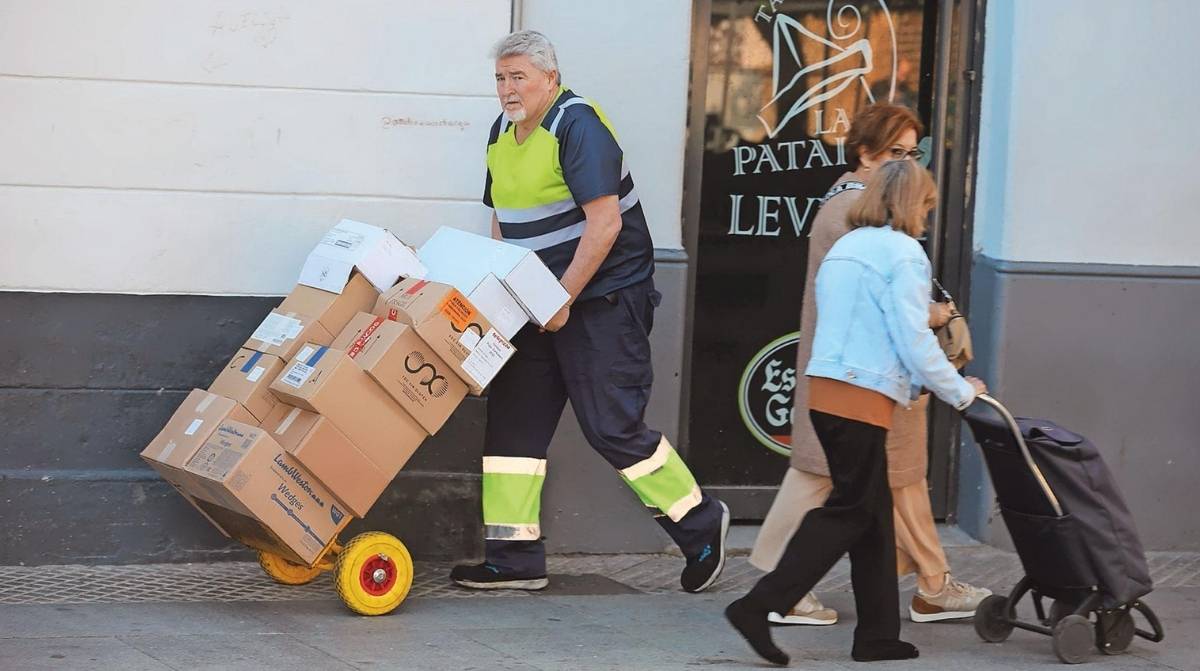 Infoemplea2 1 Trabajador de mayor edad transportando cajas durante su jornada laboral tras acogerse a la jubilación flexible