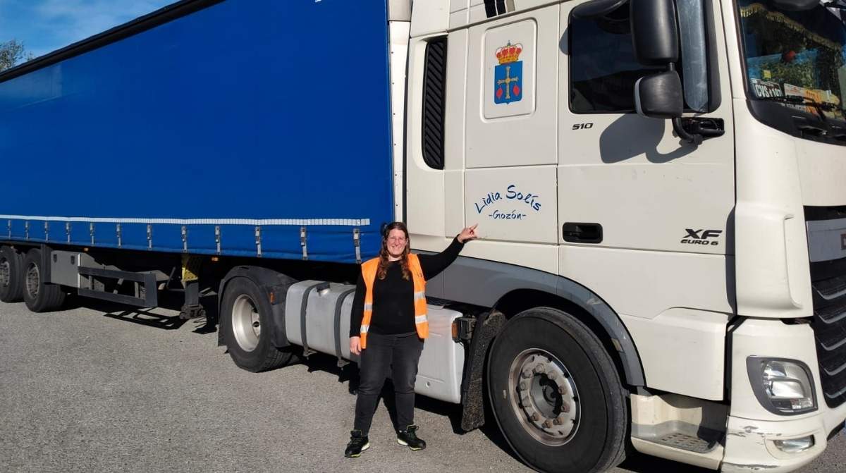 Lidia Solís camionera junto a su camión tráiler en España gastando 7000 euros al mes en gasolina