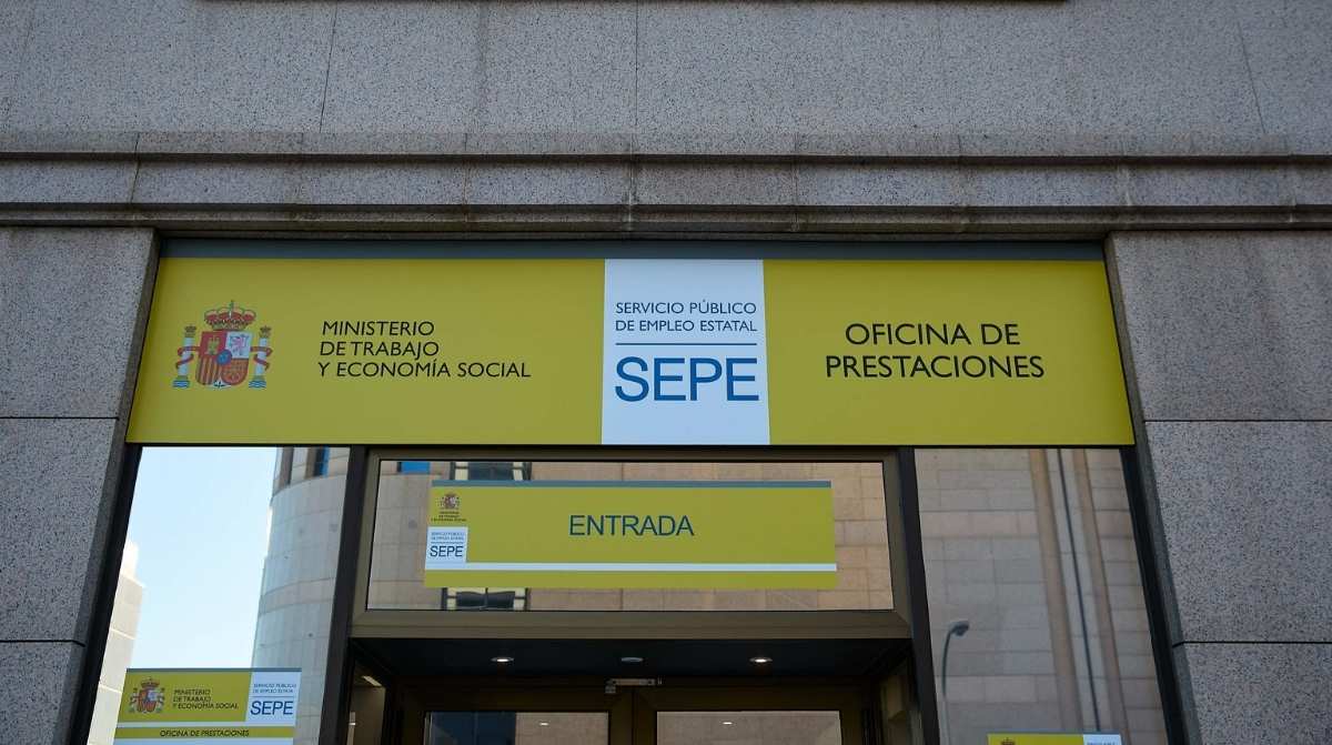 Trabajador acude a una oficina del SEPE para solicitar el paro tras un despido