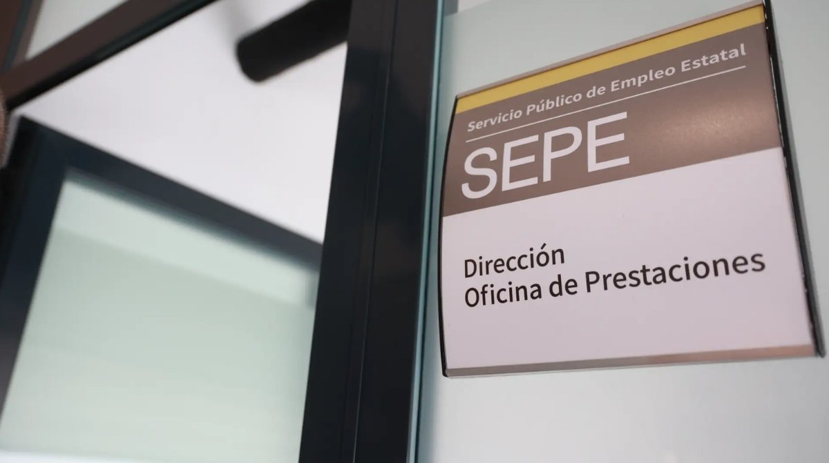 Cartel del SEPE en una oficina de prestaciones por desempleo relacionado con el límite máximo de dos años de paro