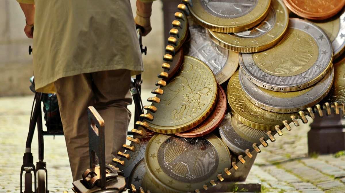 Infoemplea2 1 Persona jubilada con andador junto a monedas de euro en una imagen sobre el cobro de dos pensiones de jubilación de la Seguridad Social