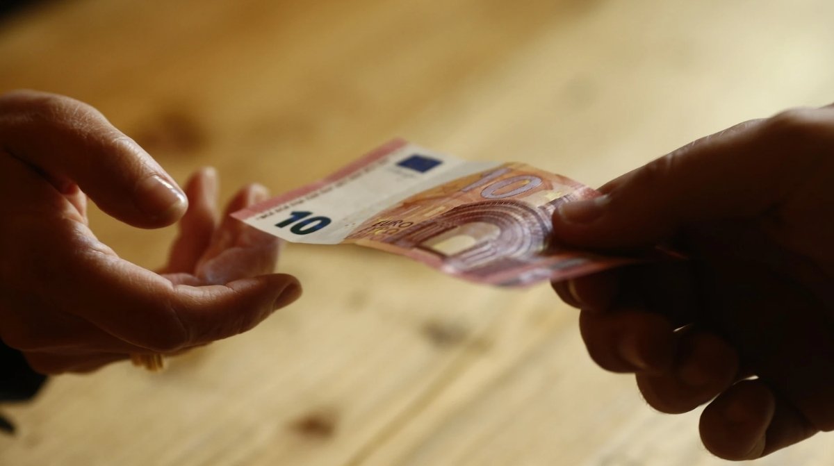 Infoemplea2 3 Entrega de dinero en efectivo relacionada con la comparación entre el salario mínimo y el Ingreso Mínimo Vital en 2026