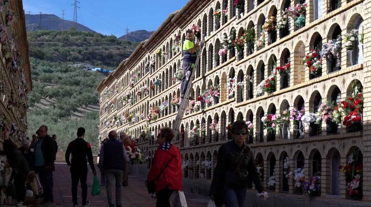 Infoemplea2 1 Cementerio con nichos y flores relacionado con la ayuda de la Seguridad Social para gastos de sepelio