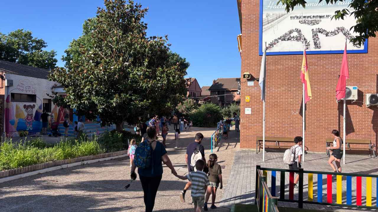 Familias con niños entrando en un colegio de Arganda del Rey al inicio de la jornada escolar