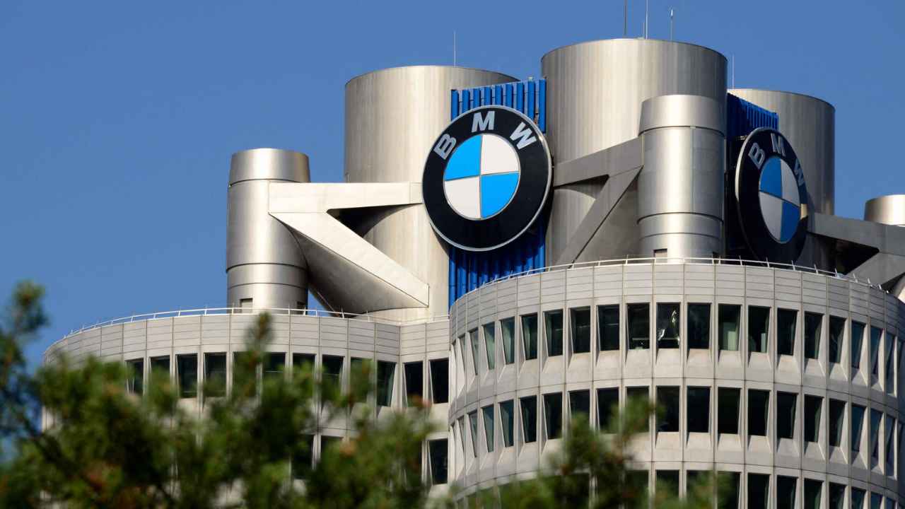 Exterior de una planta de BMW en Alemania, compañía que prepara un recorte de 8.000 empleos hasta 2027.
