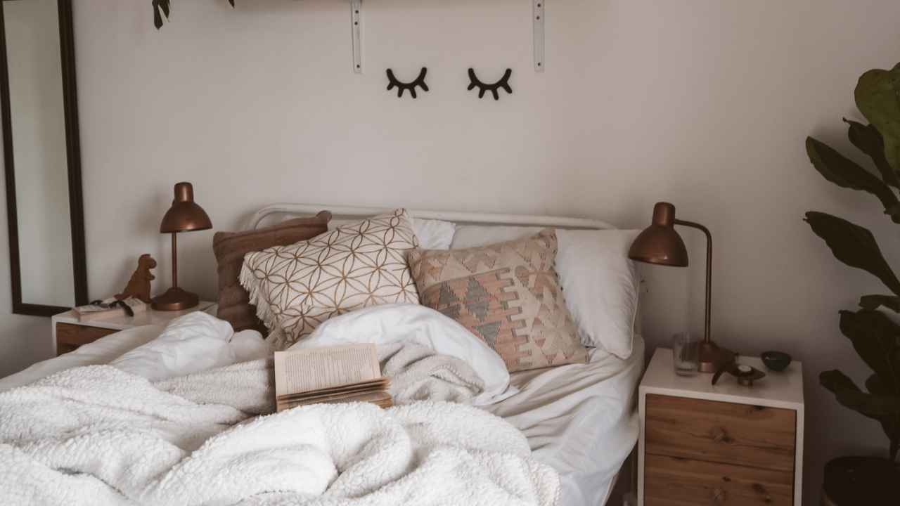 Cama en un dormitorio como alternativa a las camas abatibles para ahorrar espacio