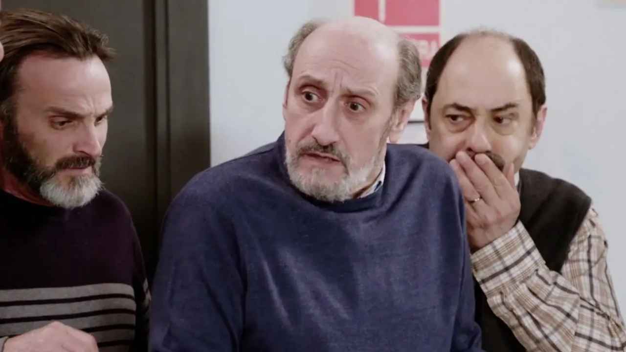 Tres vecinos reunidos para abordar la presidencia de una comunidad de propietarios
