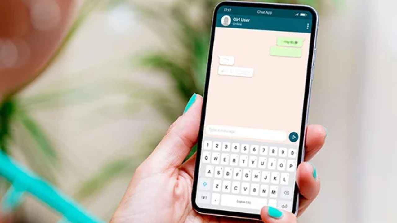 Mujer sostiene un móvil con una conversación de WhatsApp relacionada con un despido durante una baja médica.