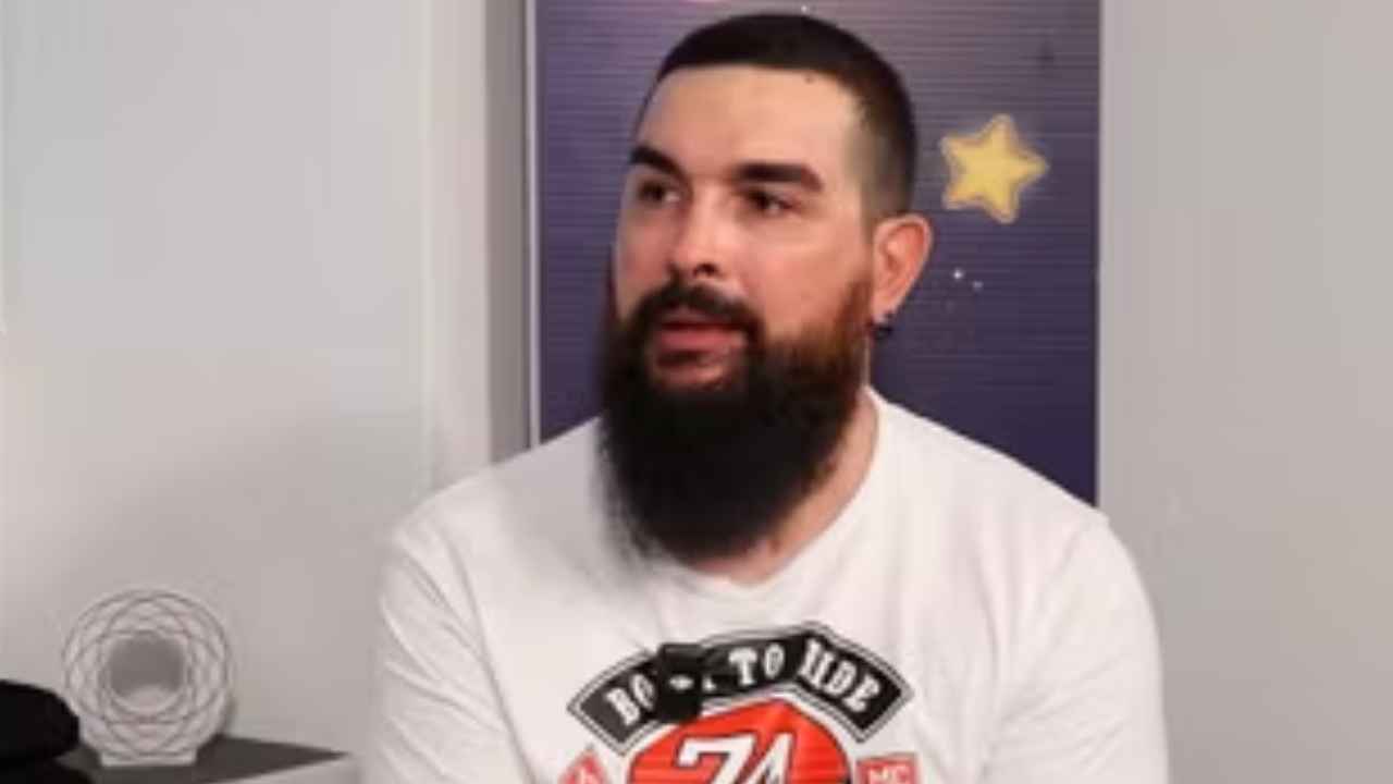 Álex, camionero autónomo, junto a uno de sus camiones de transporte