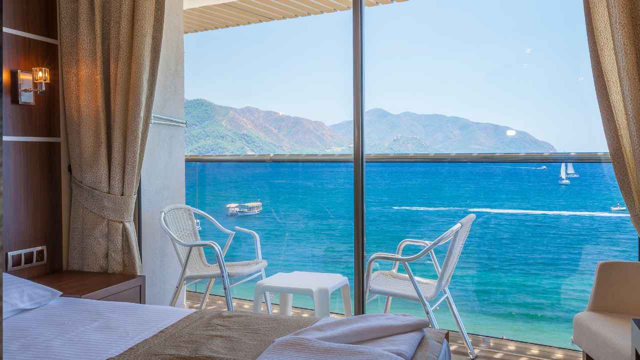 Habitación con una ventana orientada al atardecer para observar el eclipse solar del 12 de agosto de 2026.