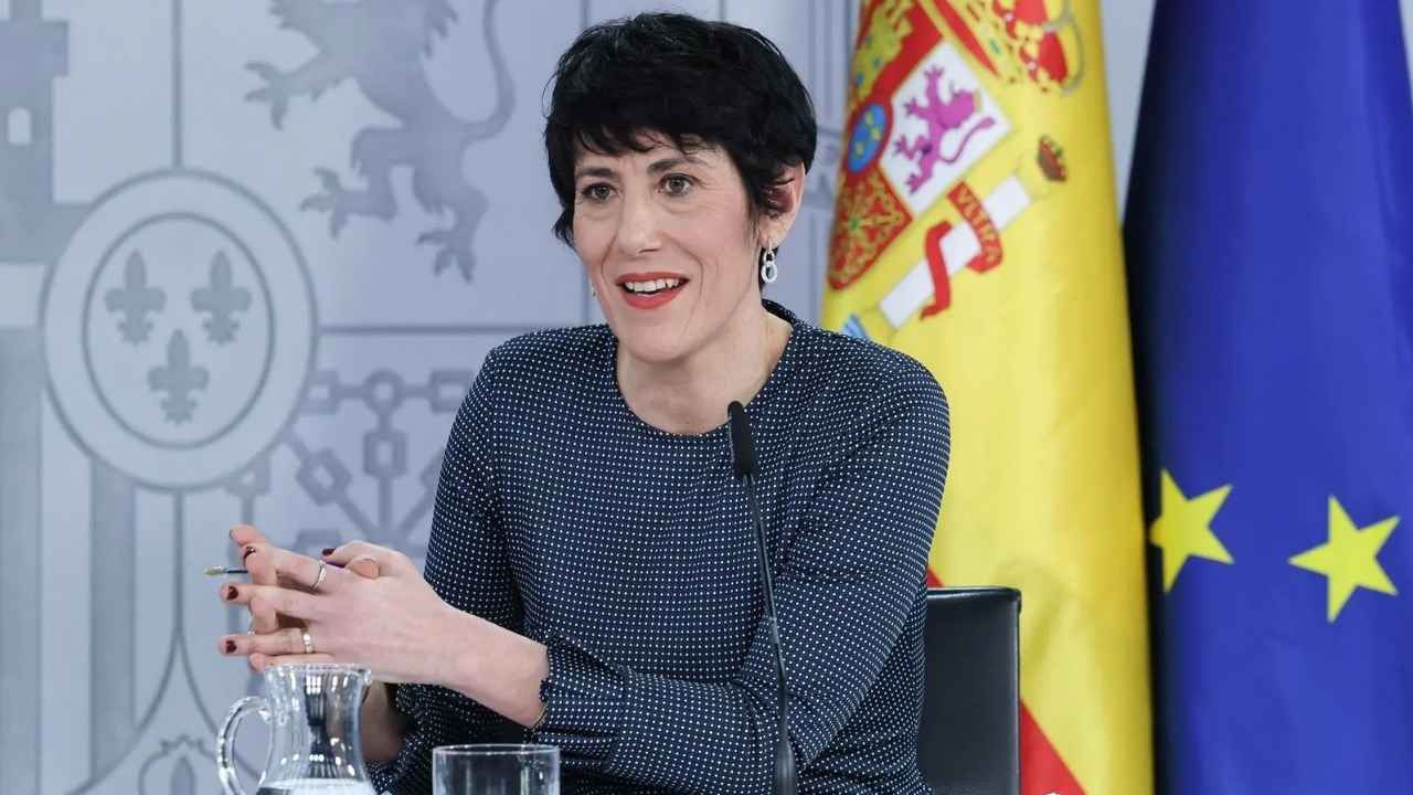 Responsable de la Seguridad Social durante una comparecencia oficial