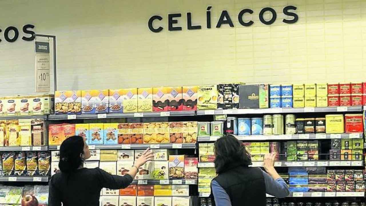 Sección de productos para celíacos y alimentos sin gluten en un supermercado
